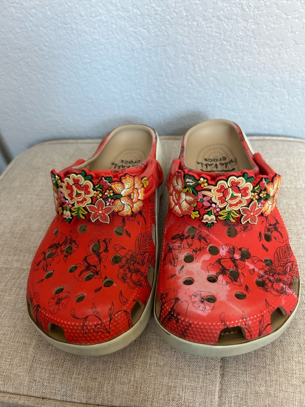 CROCS Red Floral Slingback Sandals with Cream Soles - Frida Kahlo size 7 - Picture 2 of 6
